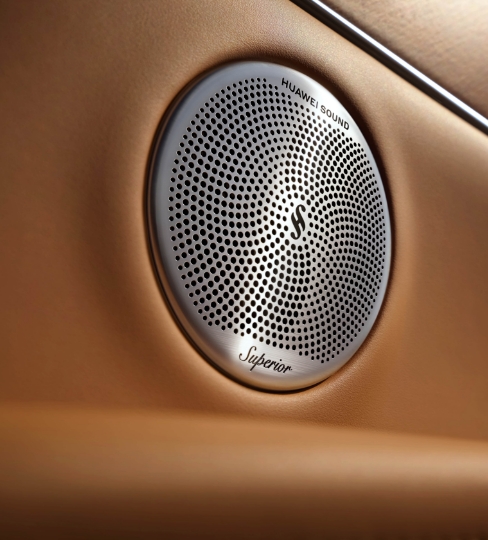 享界 S9 的车内音网特写