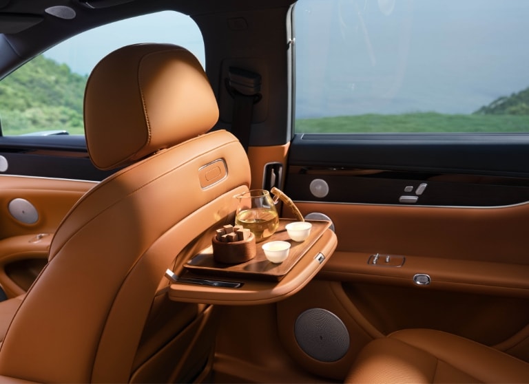 享界 S9T 的后排小桌板