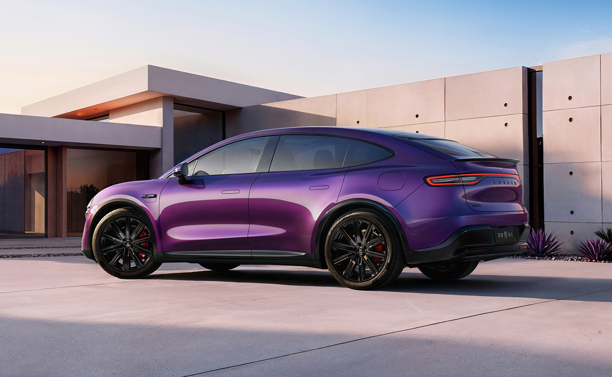 智界 R7 暗夜紫后视图，展示了其运动尾翼