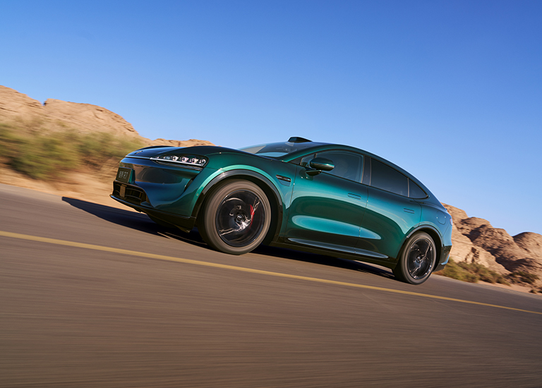 智界 R7 在弯道上行驶，展示了其主动弯道控制性能