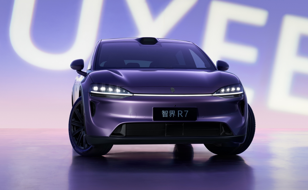 全新前脸设计：新增星光卧蚕矩阵，加宽侧面进气口