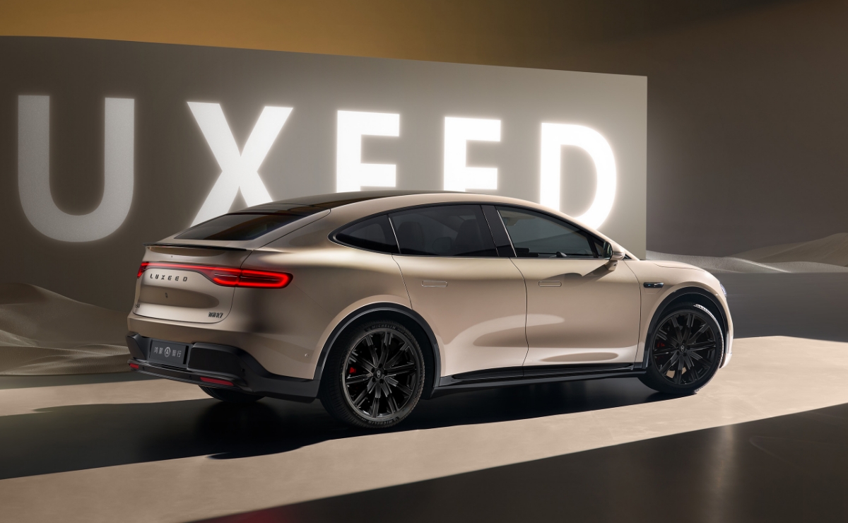 智界 R7 暖星云侧视图，展示了其流线侧面