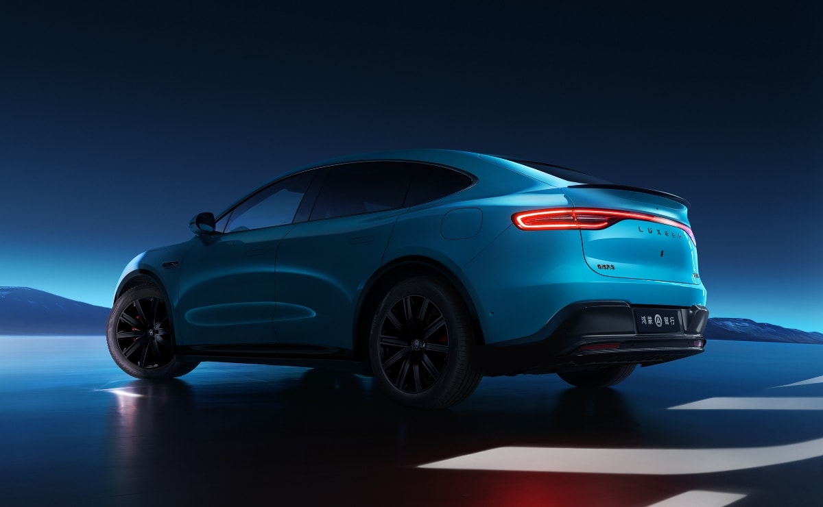 智界 R7 晴光蓝后视图，展示了其运动尾翼