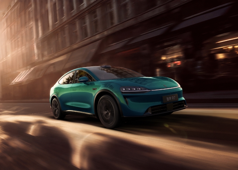 智界 R7 稳定行驶在野外，展示了其爆胎稳定干预控制功能