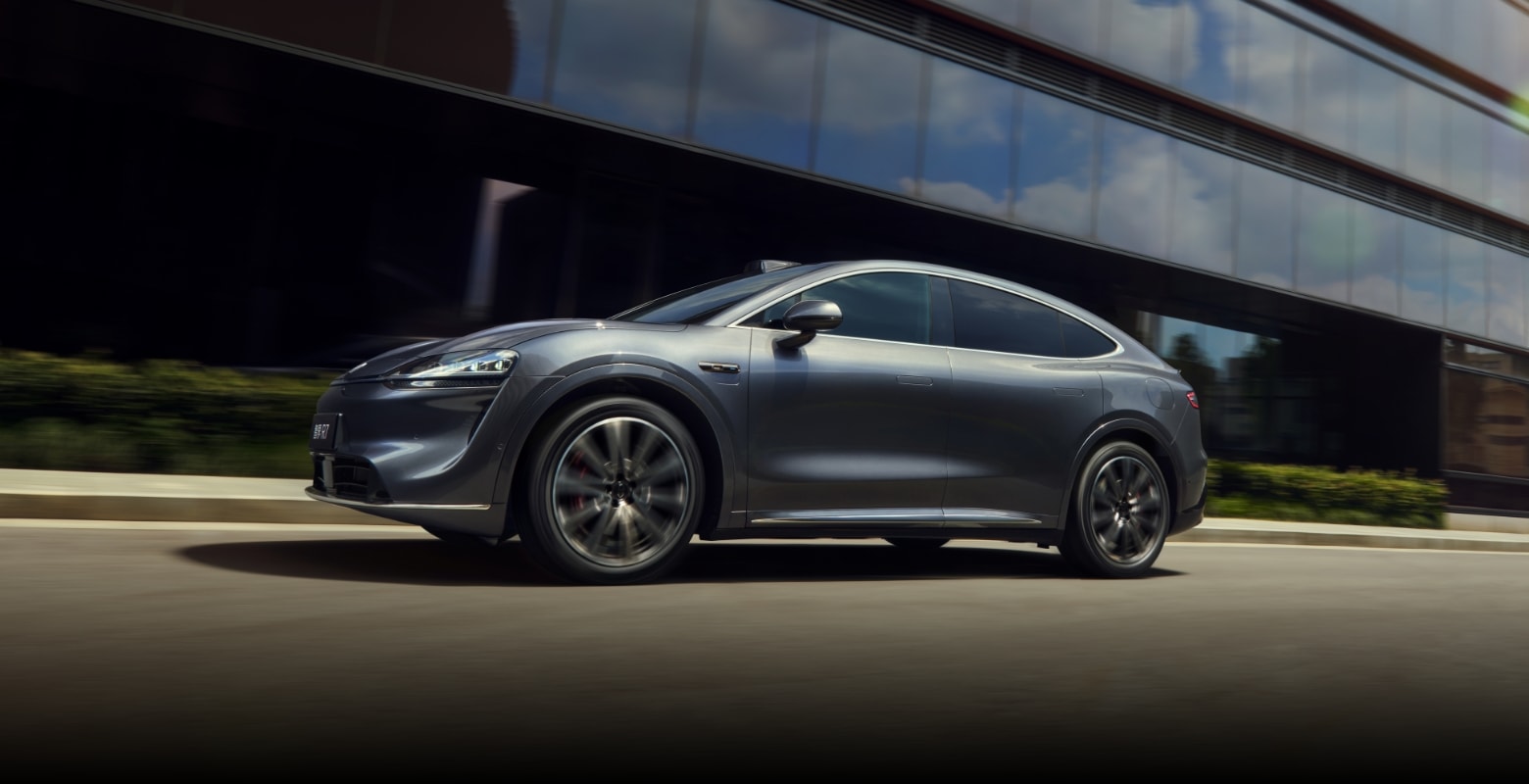 智界 R7 深空灰纯电版行驶在路面，展示其快充及续航性能