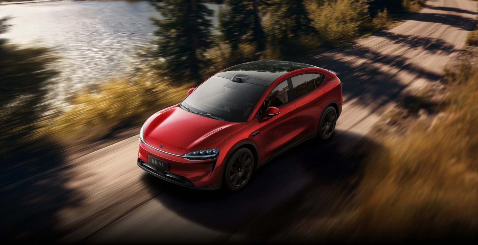 智界 R7 晴空蓝增程版行驶在路面，展示其长续航性能