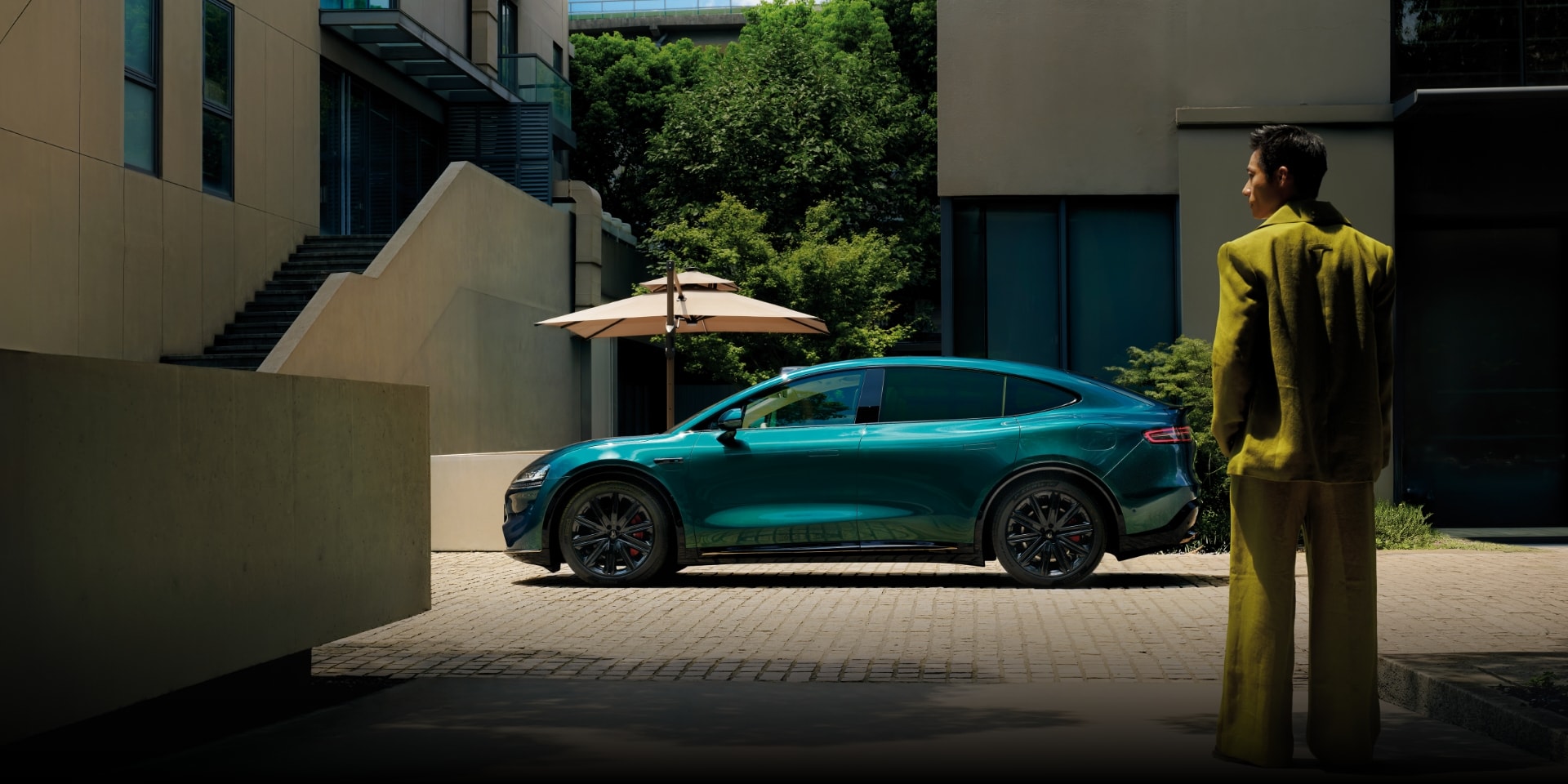 智界 R7 极光绿侧视图，展示了其卓越的驾驶体验