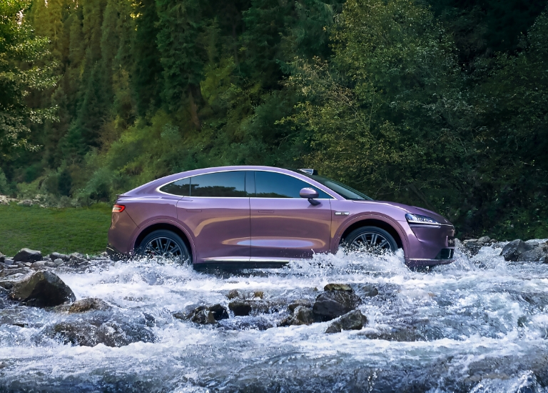 智界 R7 行驶在野外，展示了其轻松越野性能