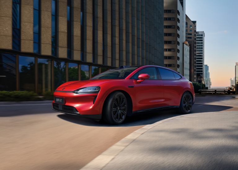 智界 R7 在弯道上行驶，展示了其主动弯道控制性能