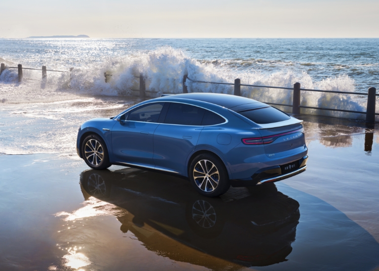 智界 R7 行驶在积水路面，展示了其主动防滑控制功能