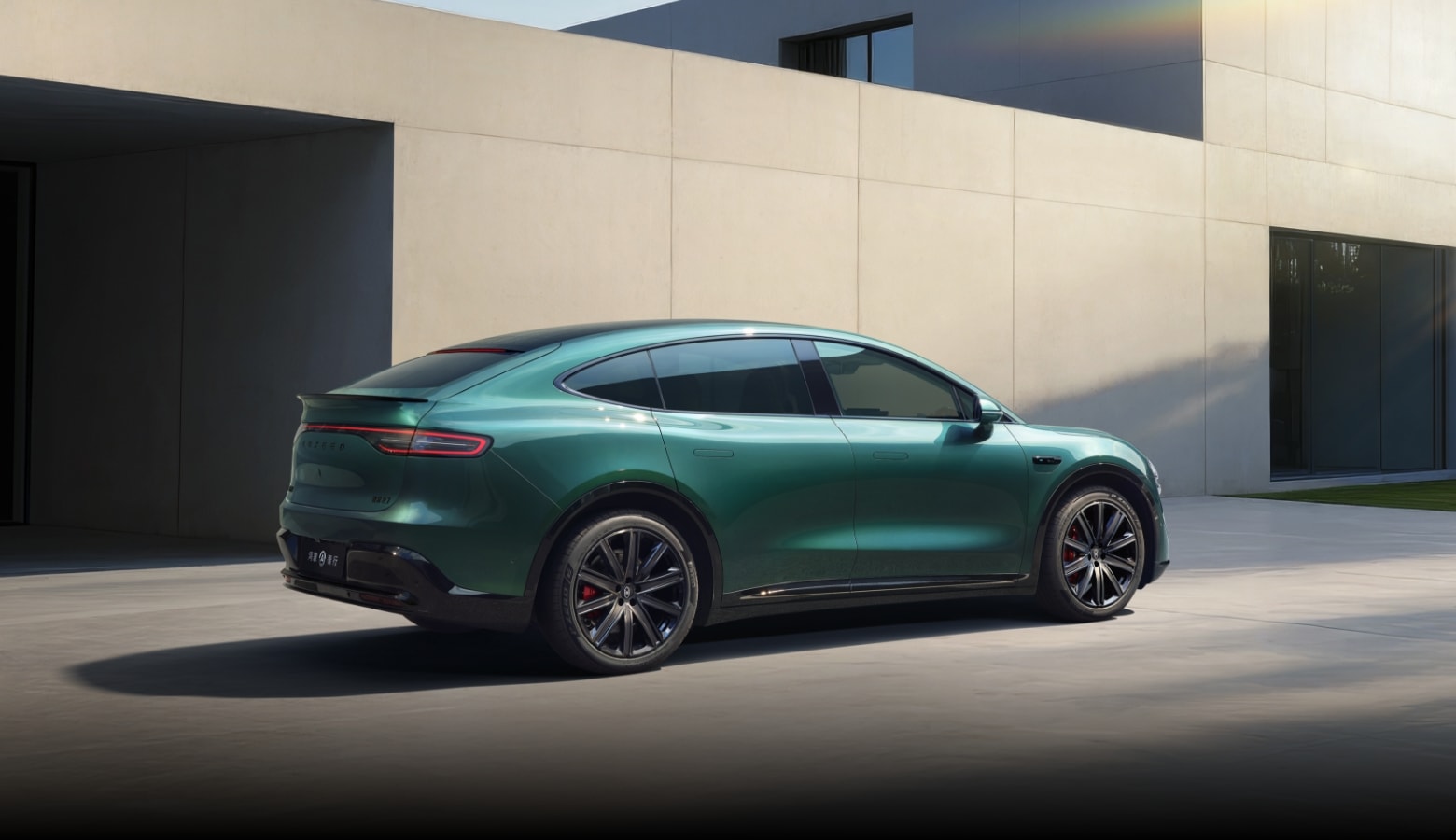 智界 R7 极光绿侧视图，展示了车身整体比例