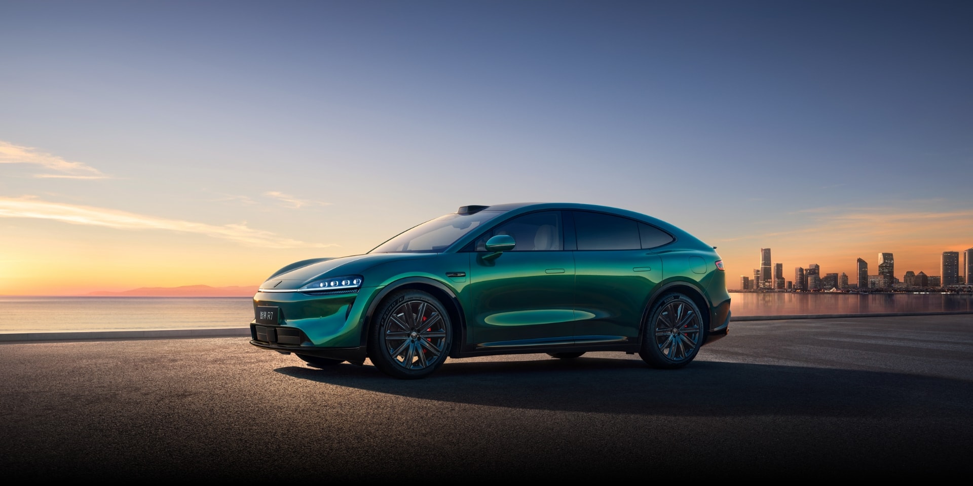 智界 R7 极光绿侧视图，展示了其独特的轿跑 SUV 造型