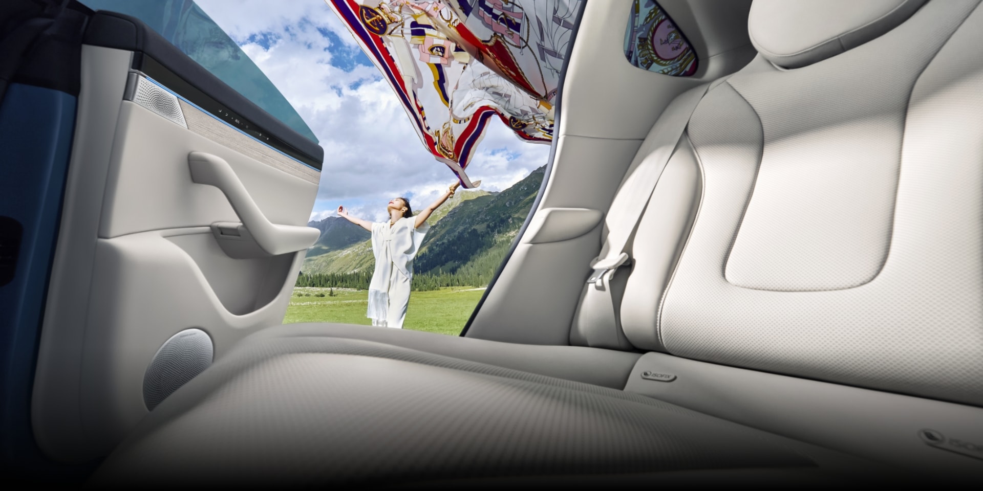 智界 R7 内饰，展示其内部空间