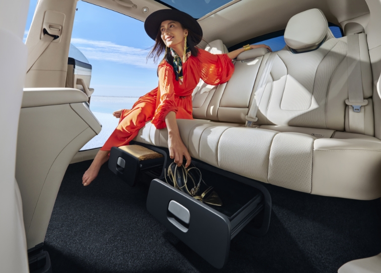 智界 R7 后排双抽屉收纳空间展示