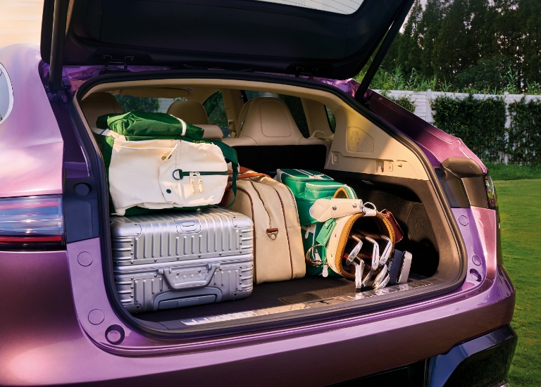 后备箱装满行李，展示了智界 R7 三层后备箱空间