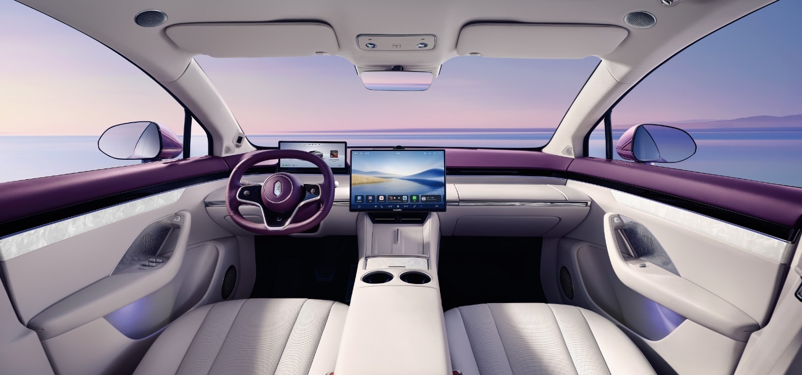 智界 R7 前排空间，展示了驾驶位橄榄型方向盘、领航屏与罗兰紫内饰