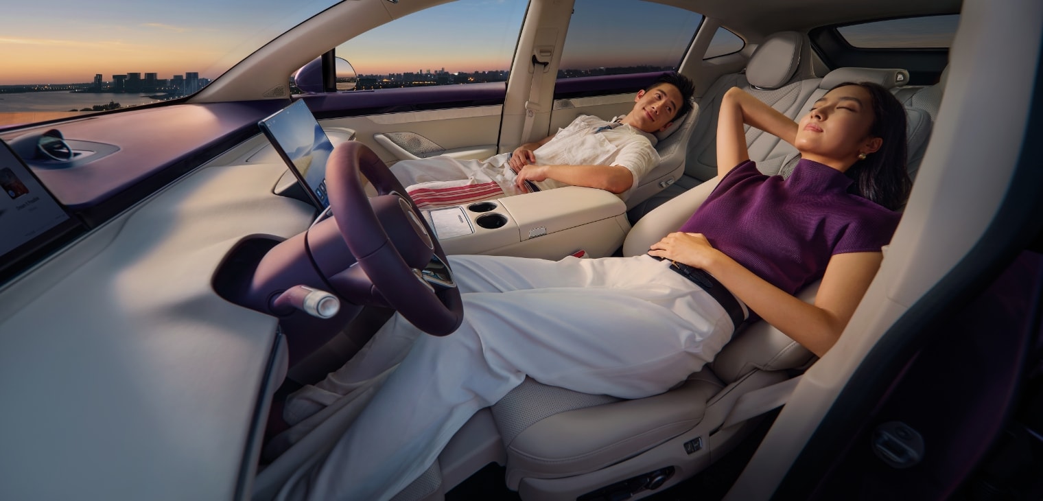 两人惬意地躺在前排座椅，展示了智界 R7 主副驾双零重力座椅
