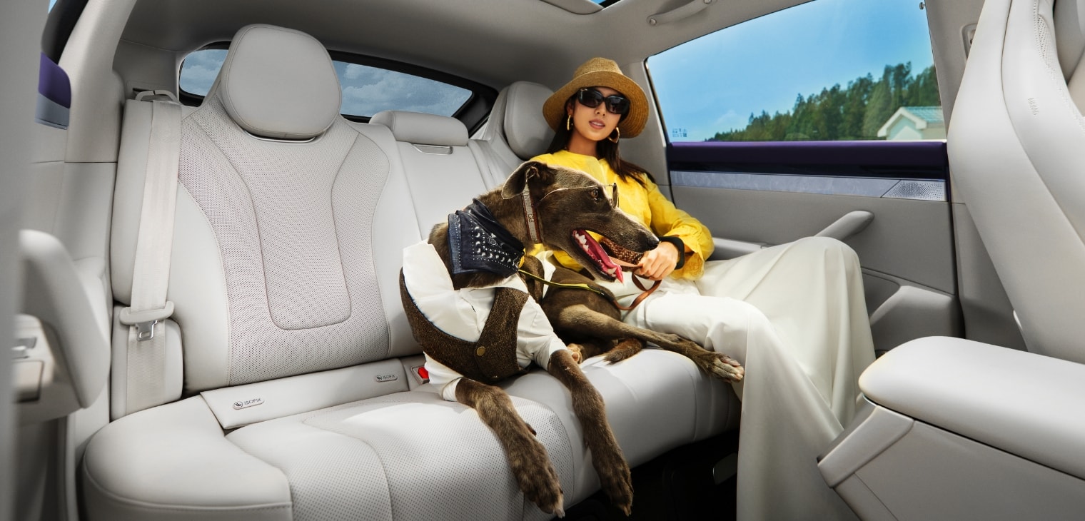 主副驾快乐享受驾乘，展示了智界 R7 的隔音功能