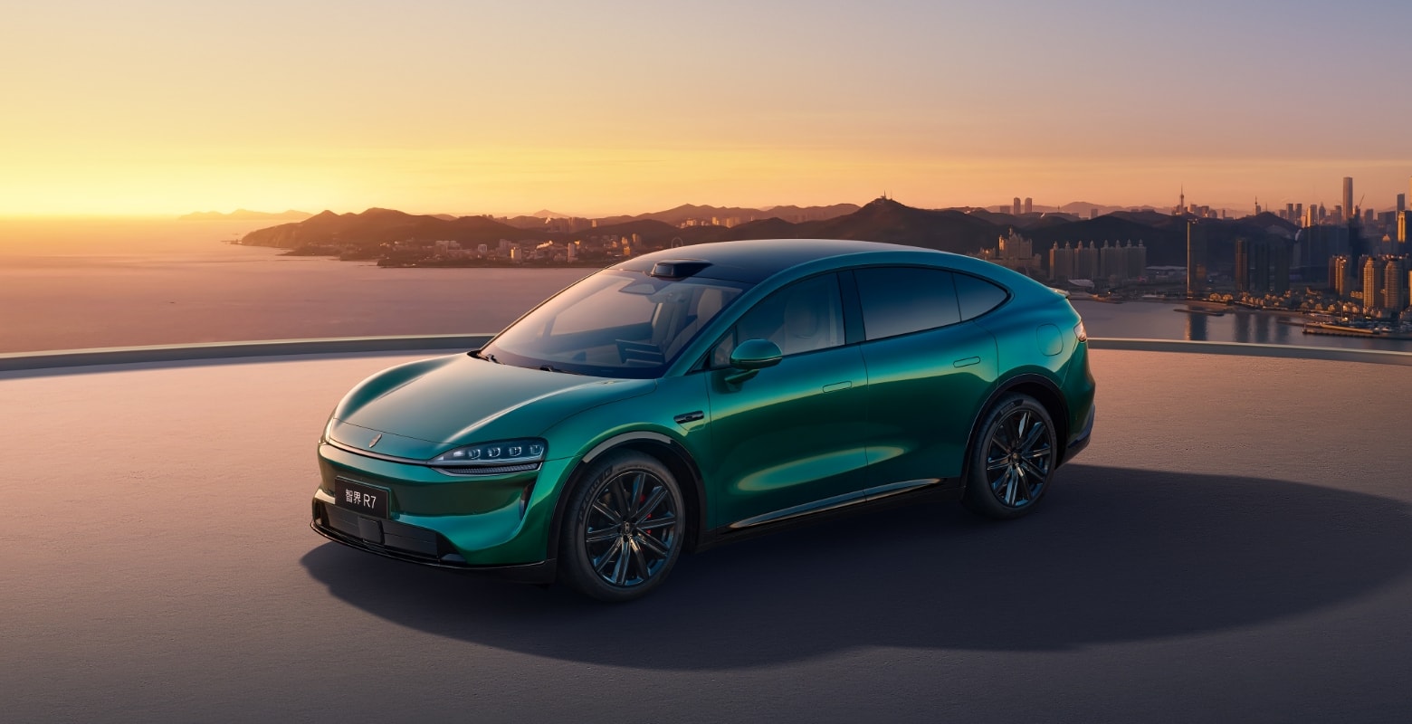 智界 R7 外观，展示其全方位安全的性能