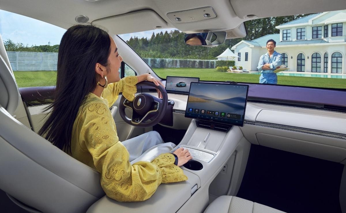 车主在车内和车外的人轻松对话，展示了智界 R7 隔窗对讲功能