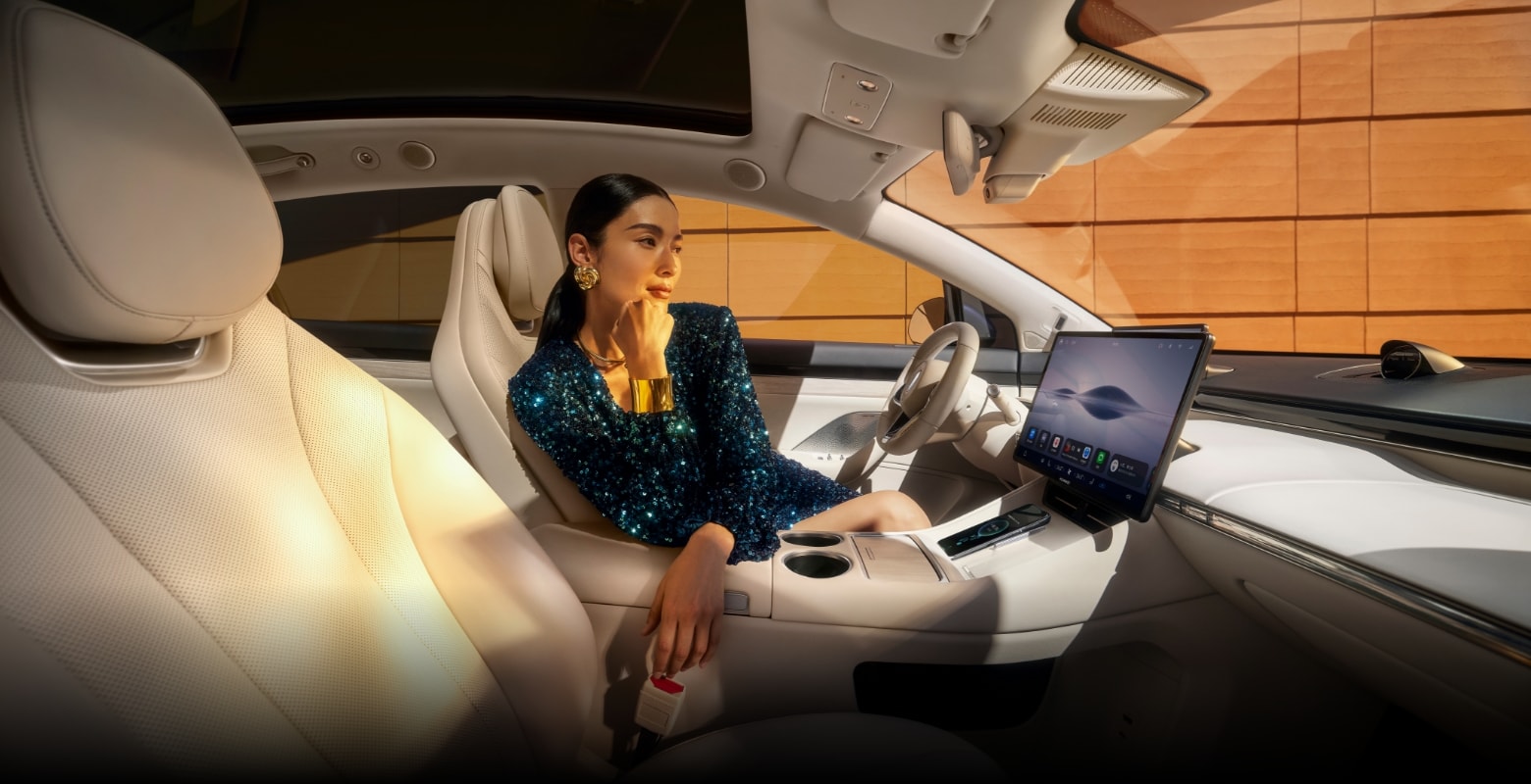 声音环绕在智界 R7 每个角落，展示了 HUAWEI SOUND 震撼音效