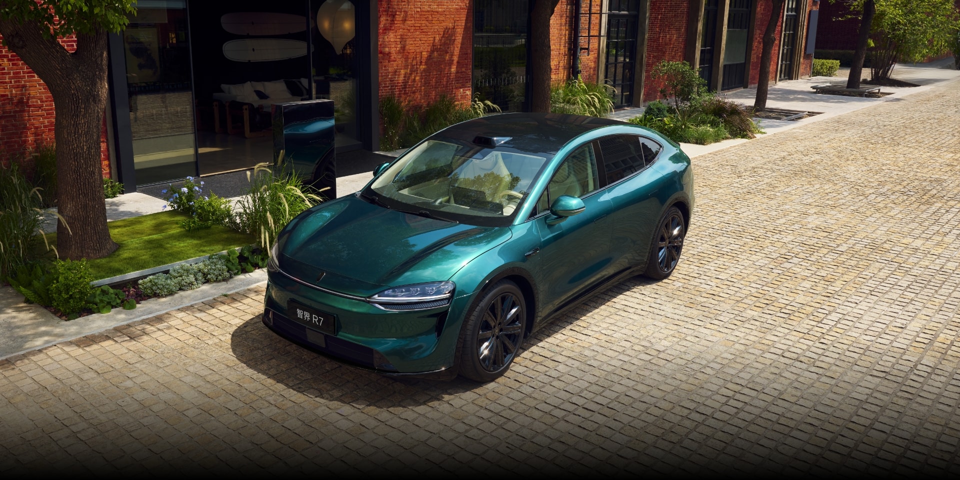 车主走向停在路面的智界 R7 极光绿，展示其智能辅助驾驶性能