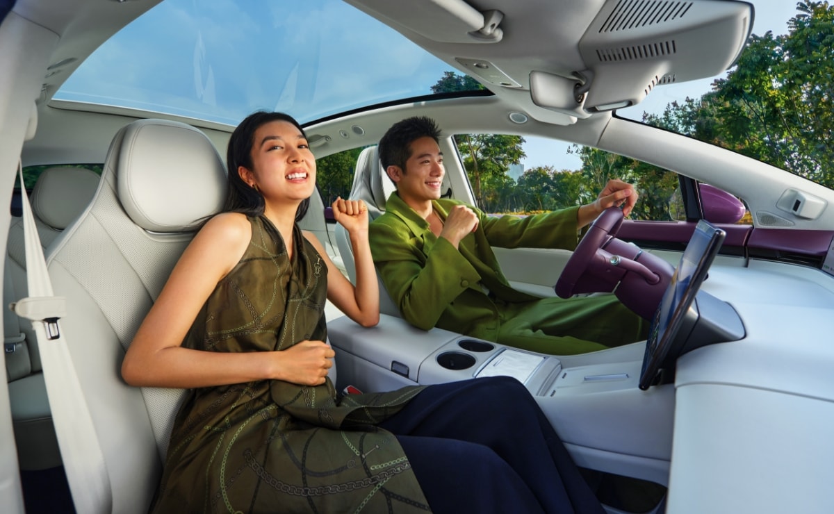 用户在车内欢唱，展示了无麦 K 歌新增 AI 实时消除任意歌曲原唱 不受 APP 限制，自由调节混响音量的功能