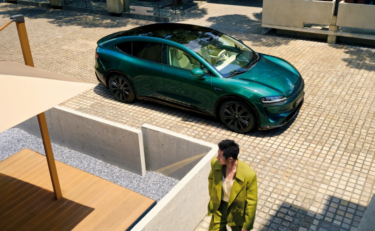 展示智界 R7 语音控车功能