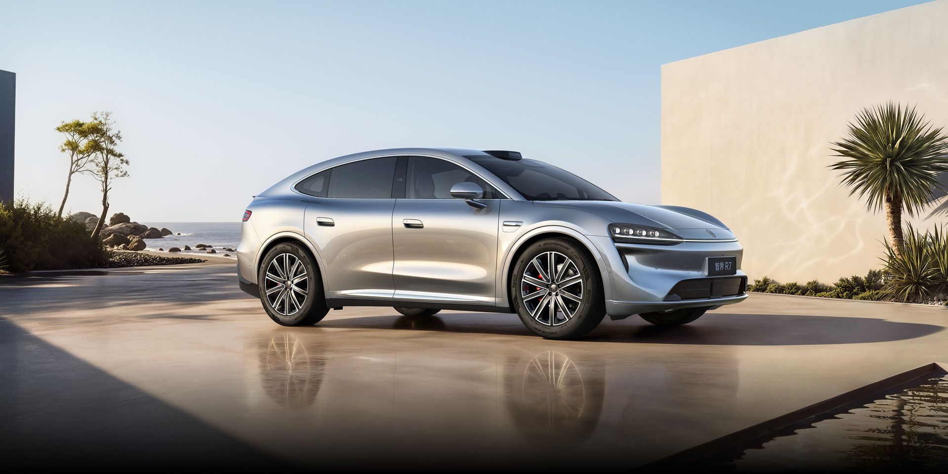 智界 R7 极光绿侧视图，展示了其独特的轿跑 SUV 造型