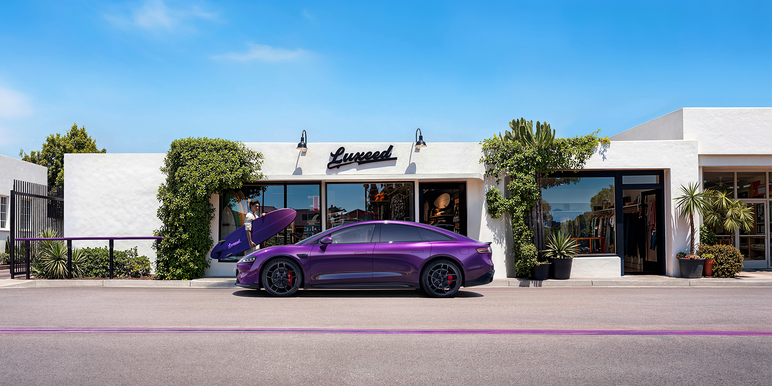 智界 新S7 在公路上行驶，展示了超长的续航里程