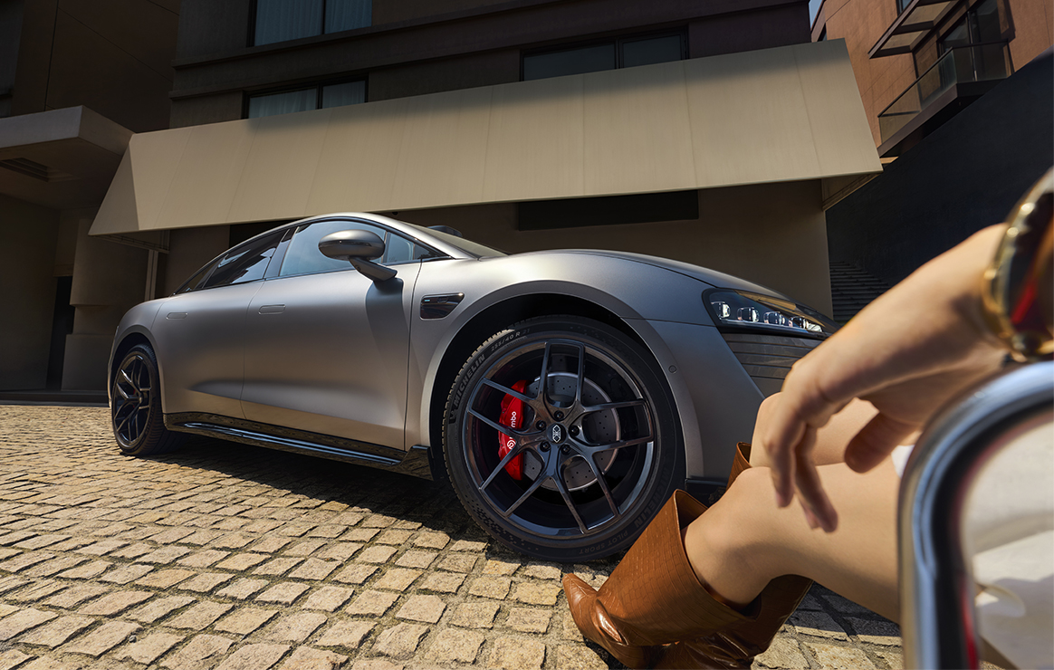 智界 新S7 侧视图，展示了其溜背造型与极低风阻