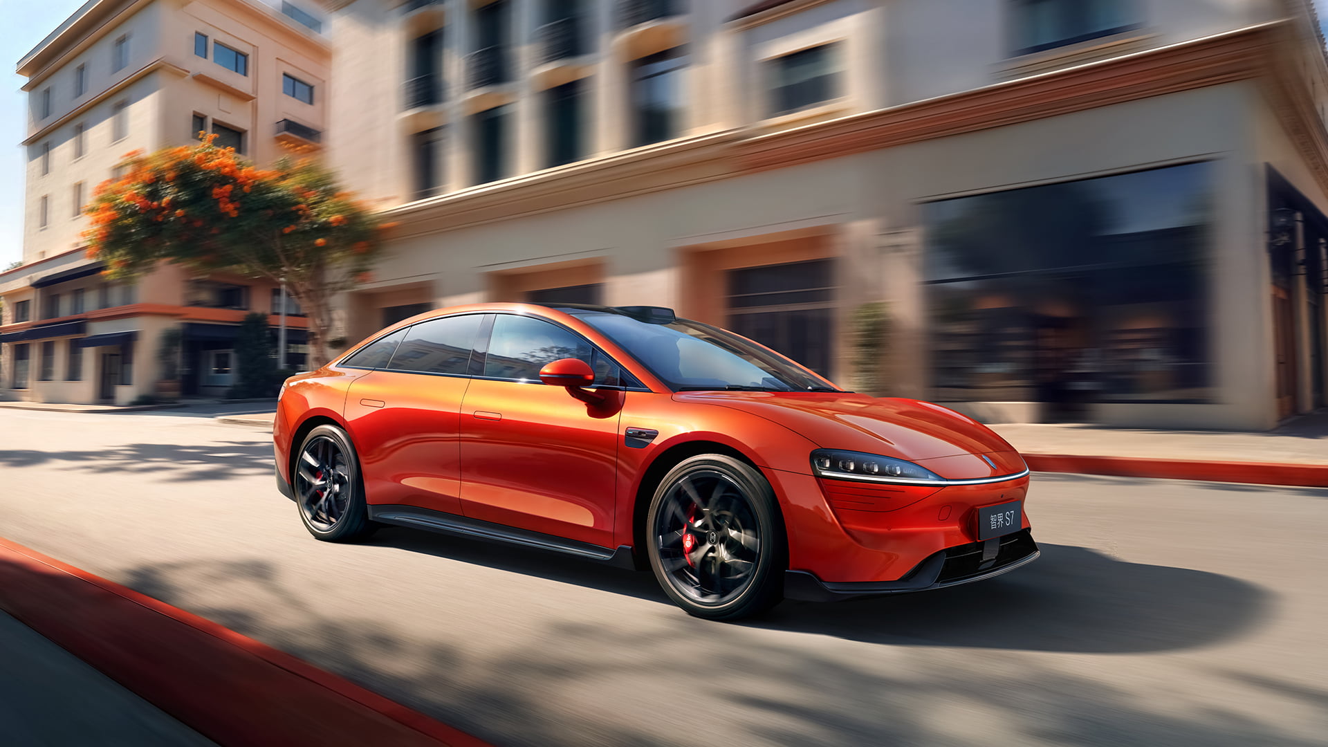 智界 新S7 在枫林路上行驶，展示了智界 新S7 的性能，搭载华为途灵平台，既快又稳