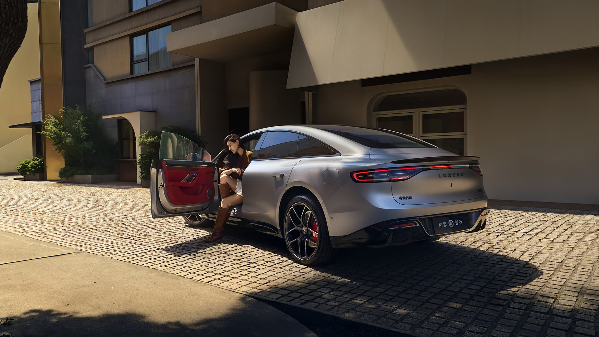 智界 新S7 智能识别路边行人，展示了全维安全的特性