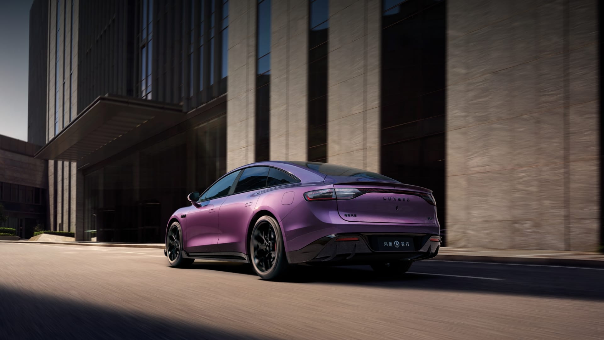 智界 新S7 在路上行驶，展示了超长续航能力