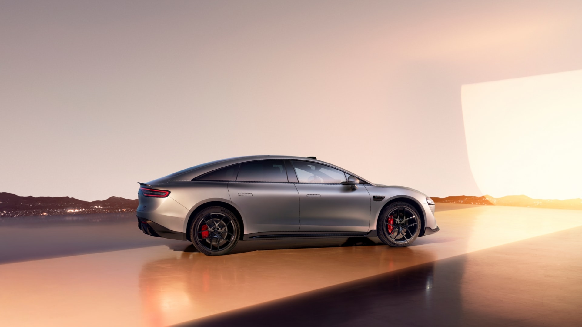 智界 新S7 侧视图，展示汽车配置