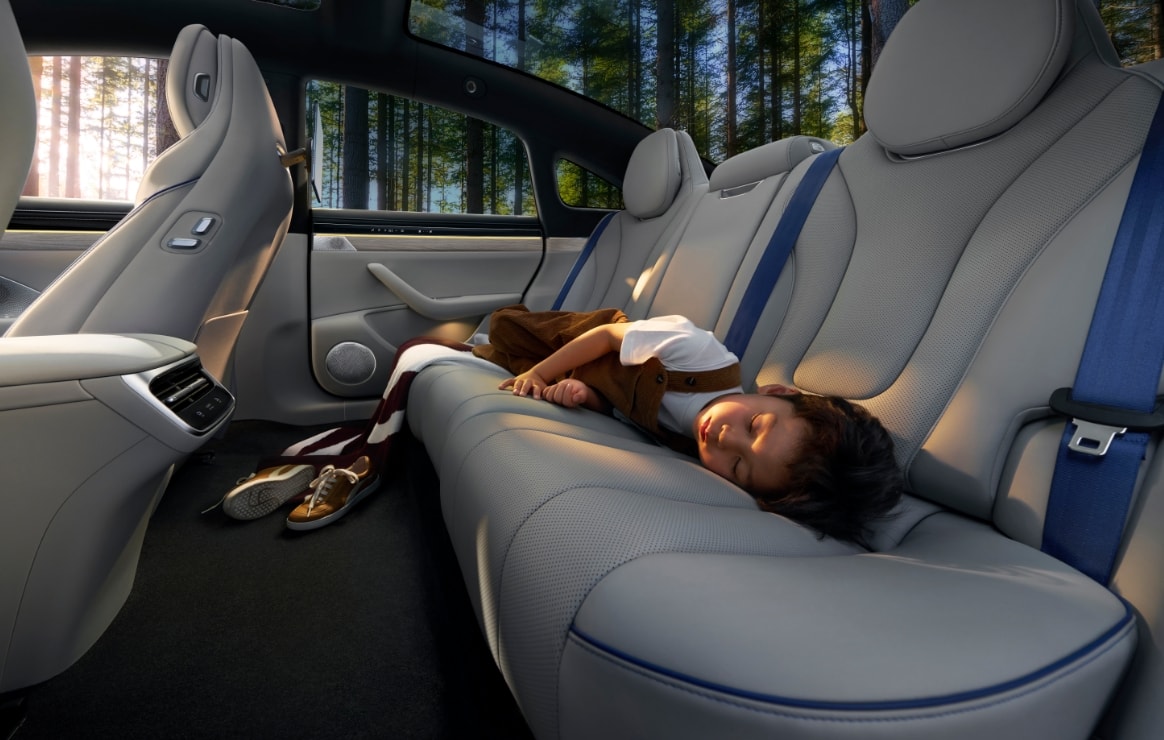 用户在智界 新S7 后排座椅睡觉，展示了智界 新S7 的超大空间