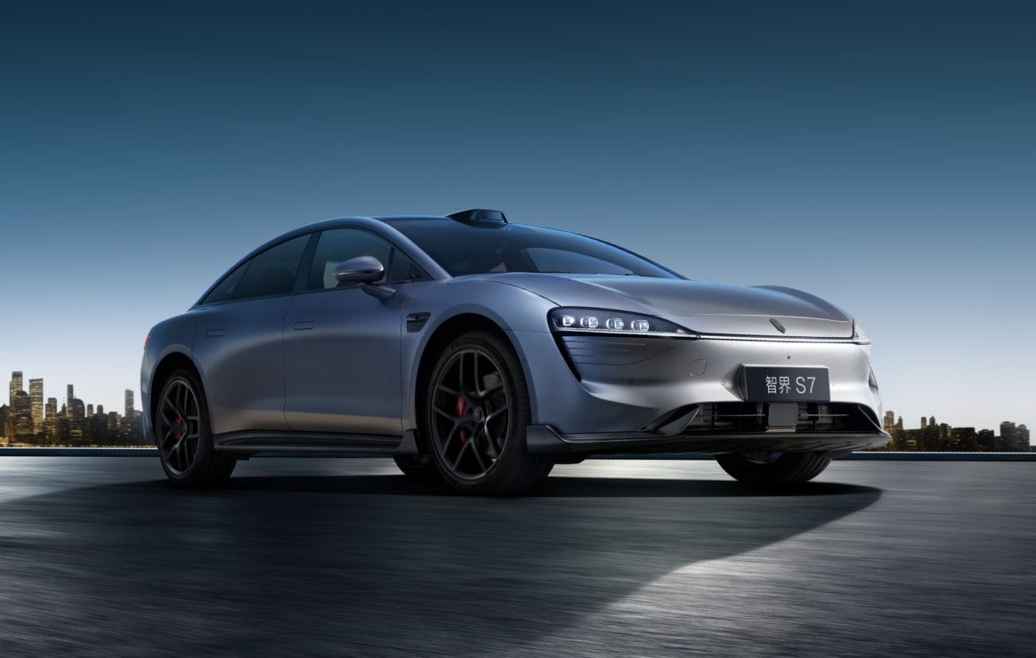 智界 新S7 侧视图，展示了其高级曲面设计
