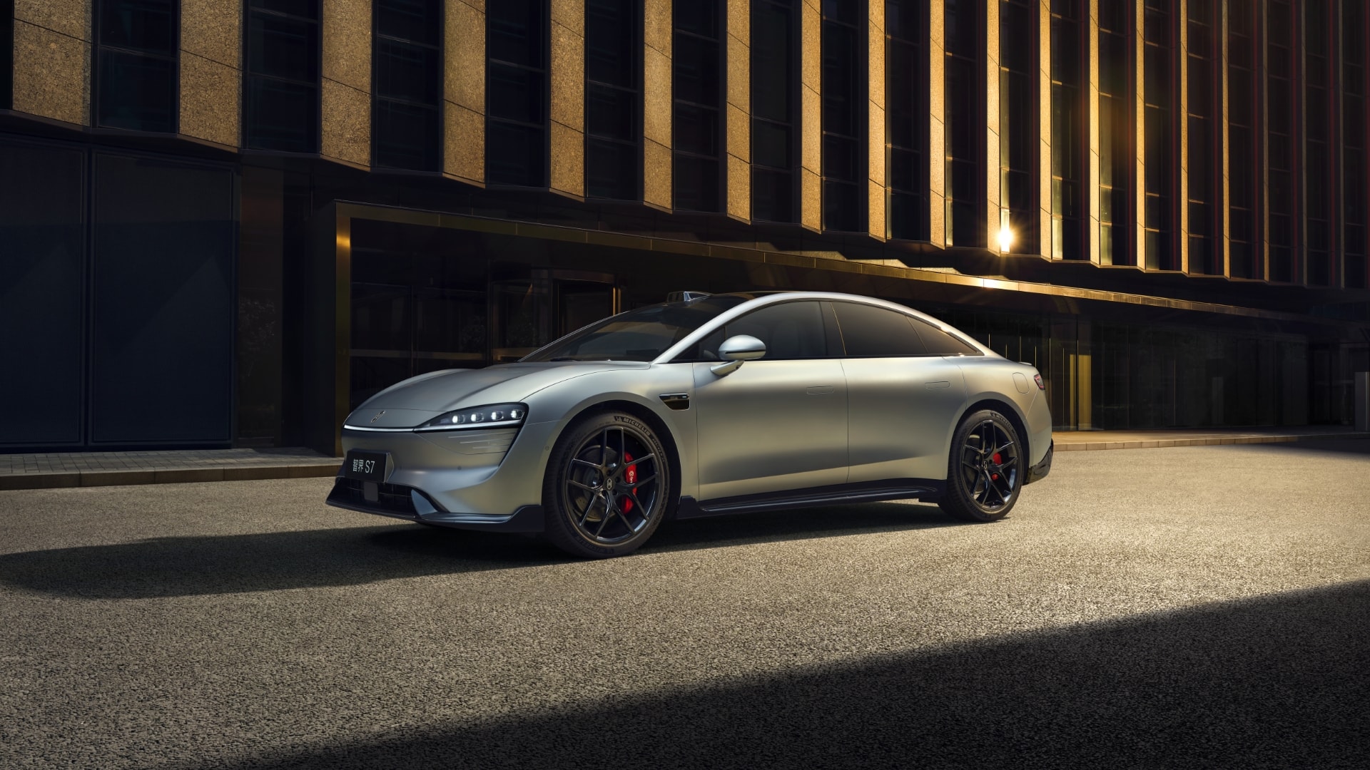 智界 新S7 侧视图，展示了其独特的设计造型