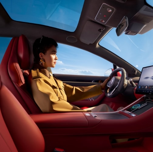 用户驾驶智界 新S7，展示了主驾座椅舒适与运动兼顾