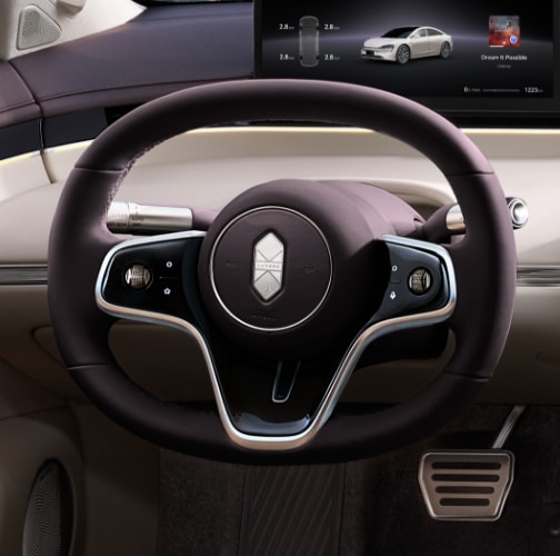 展示了智界 新S7 的橄榄型方向盘，操控更加灵敏，增加了智界logo，更加精致典雅