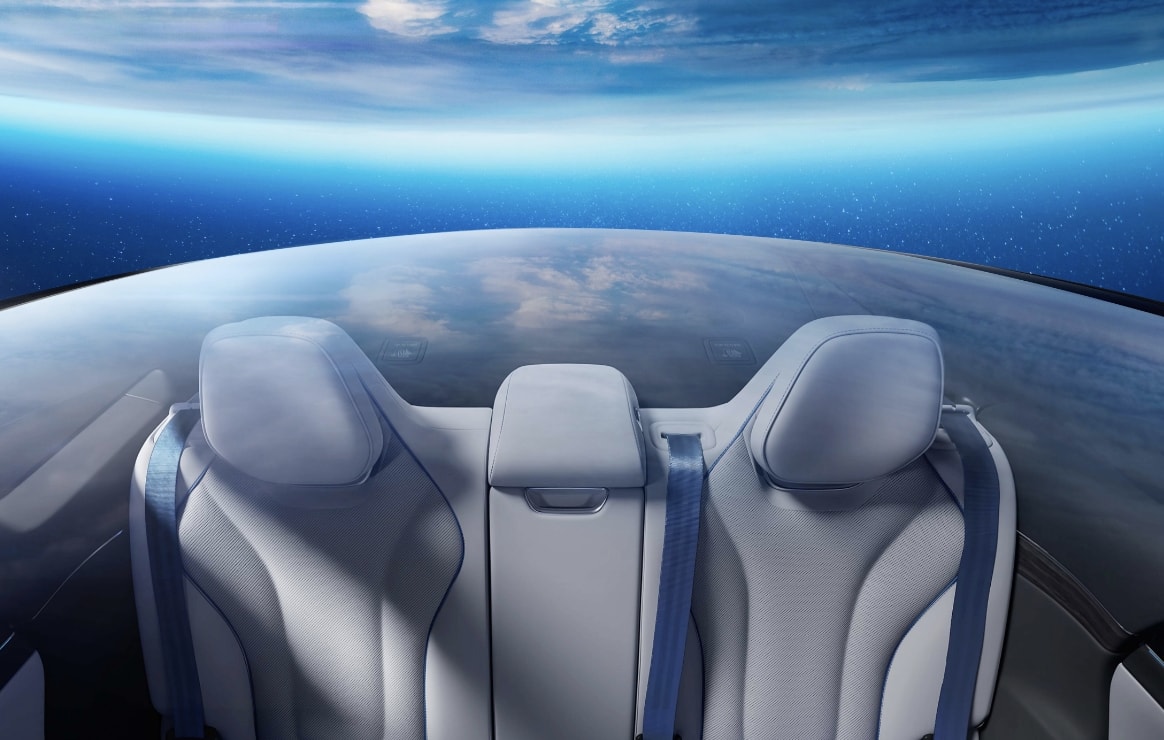 展示了智界 新S7 的全景大天幕，纯粹“星空顶”