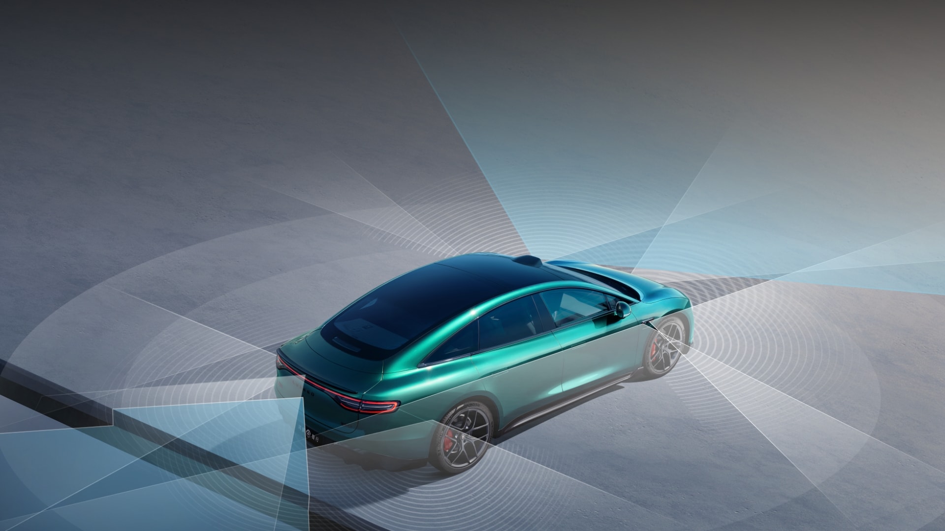 展示了智界 新S7 搭载 华为乾崑智驾® ADS 4，尾部新增 1 个高精度固态激光雷达