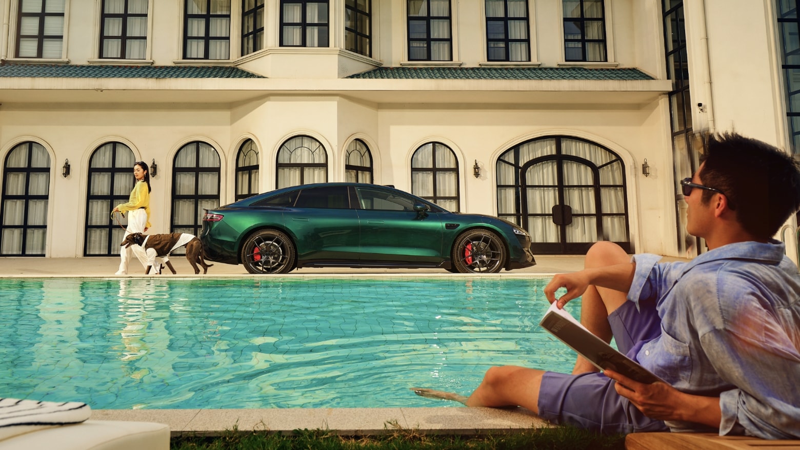 用户在车内与路人隔窗对讲，展示了智界 新S7 车外麦克风对话功能