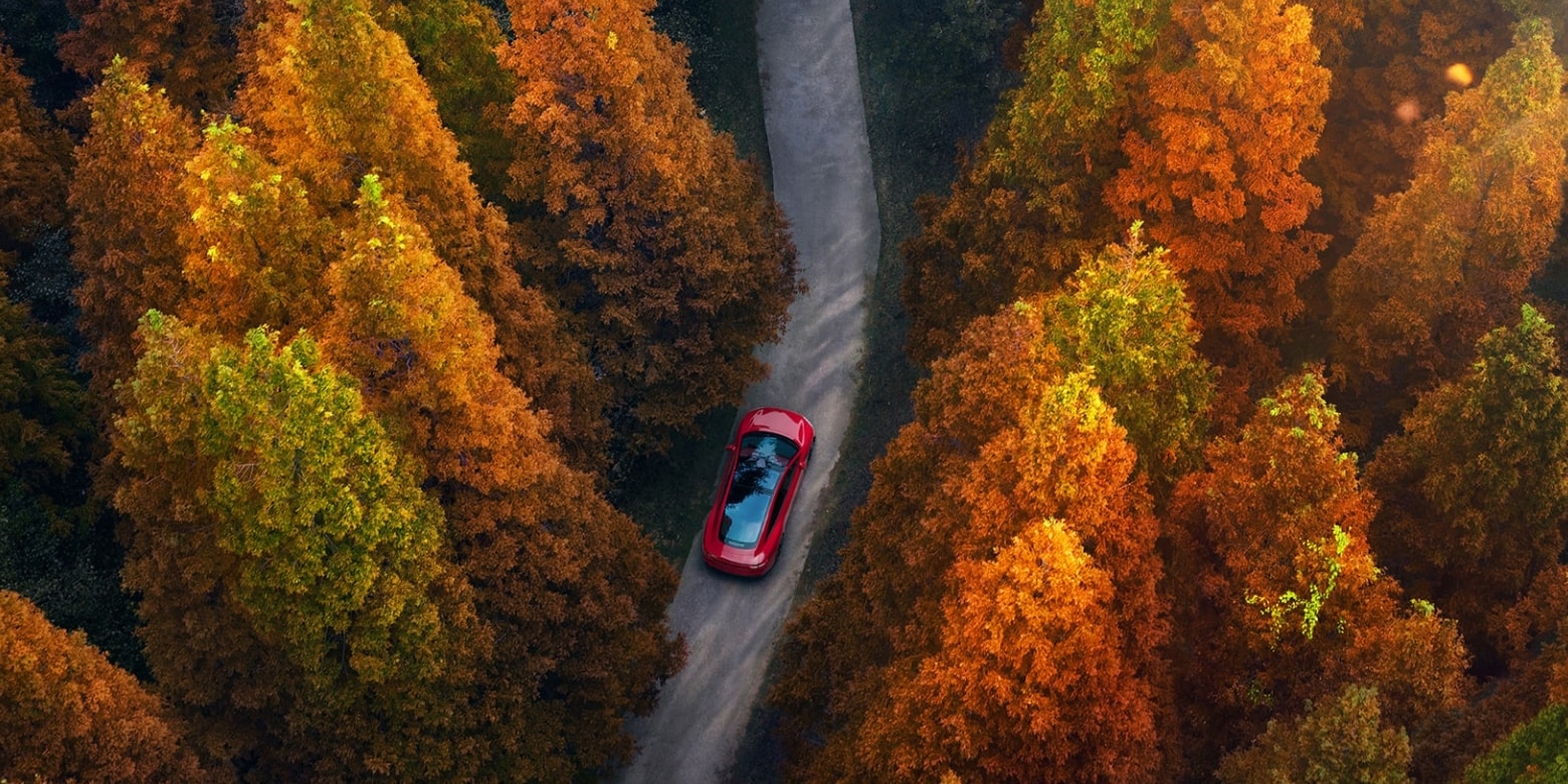 智界 新S7 在公路上行驶，展示了超长的续航里程