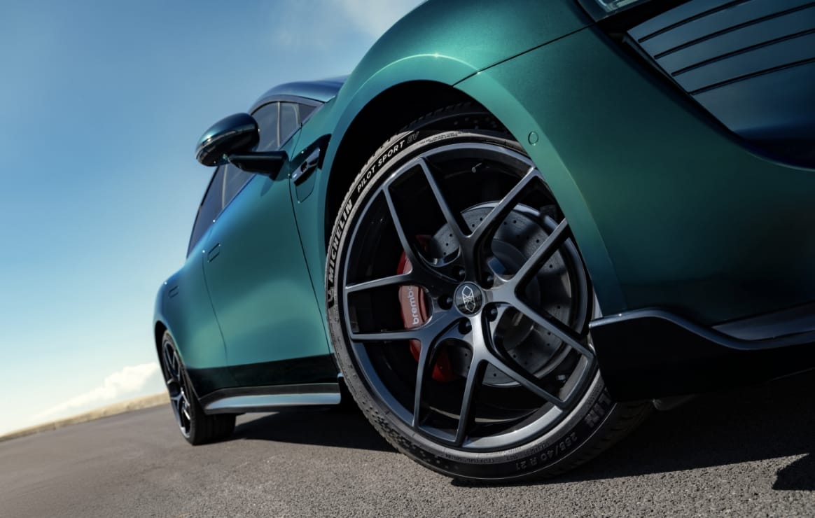 锻造轮毂，配合高性能轮胎，展示了智界 新S7 跑得快刹得稳