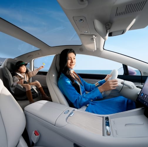 用户驾驶智界 新S7，孩子坐在后排安全座椅，展示了座舱健康安全的特性