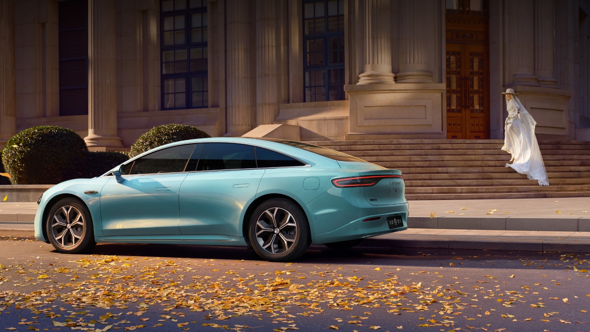 智界 新S7 智能识别路边行人，展示了全维安全的特性