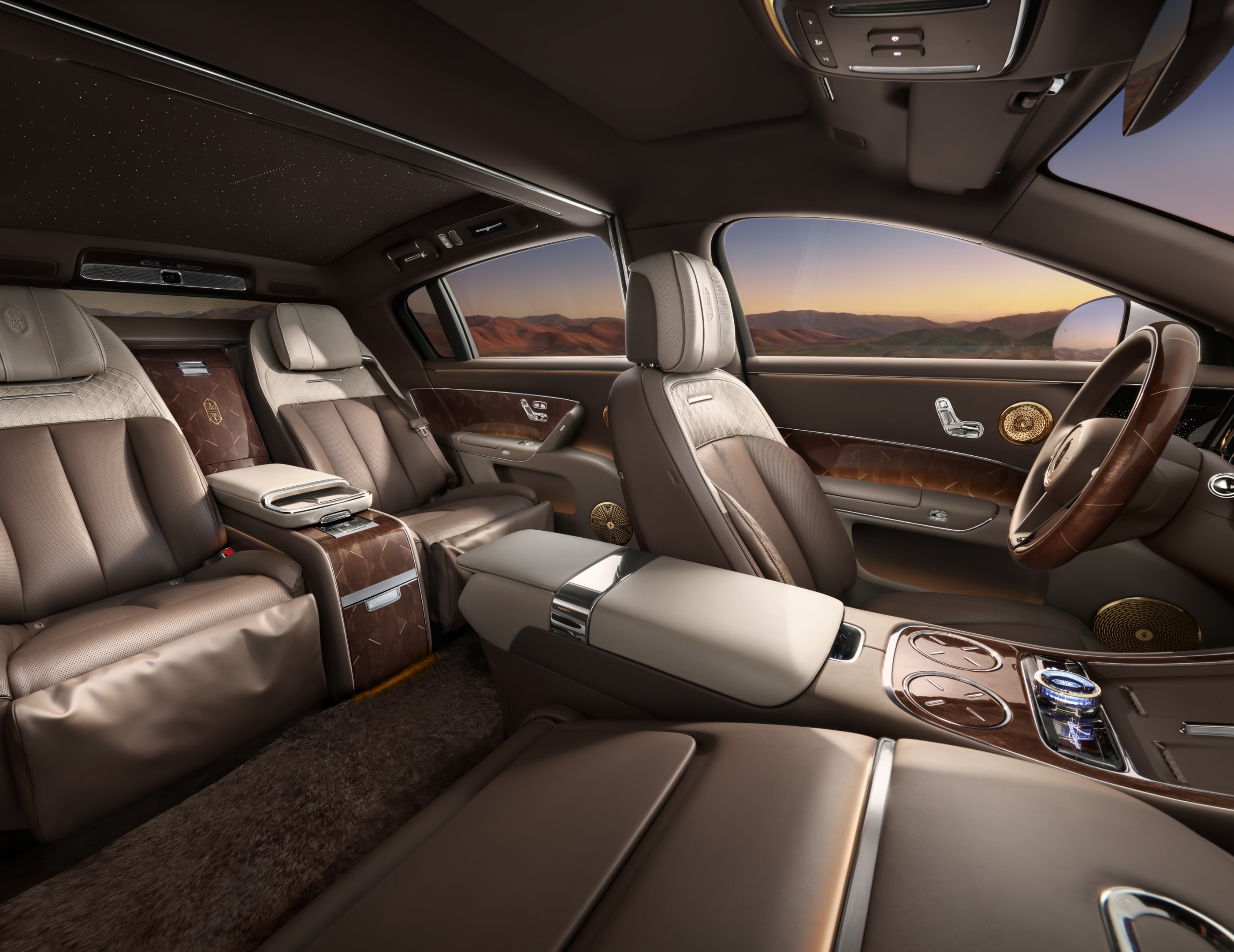 用户于尊界 S800 Grand Design 典藏大观干净的座舱内，展示了全新一代鸿蒙 ALPS 座舱