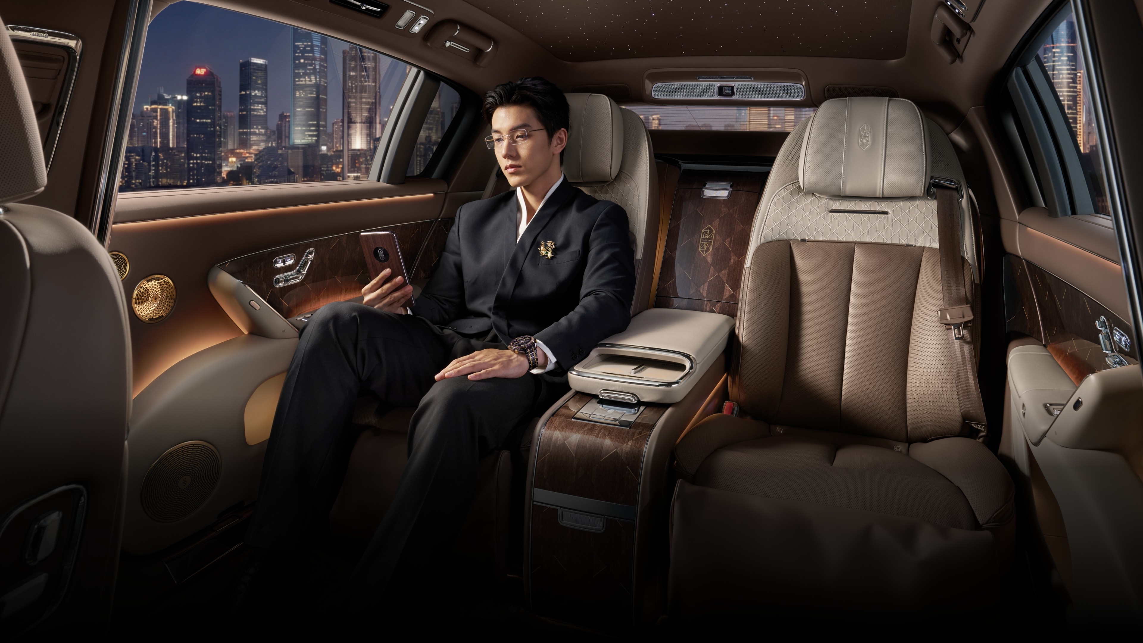 用户于尊界 S800 Grand Design 典藏大观内读书，展示了车内卓越的隔音效果